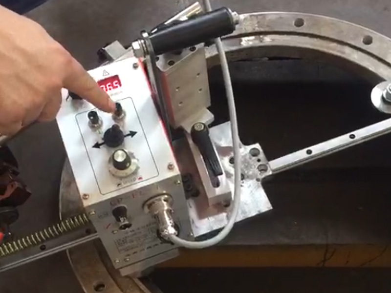 平板法兰焊接小车工作视频